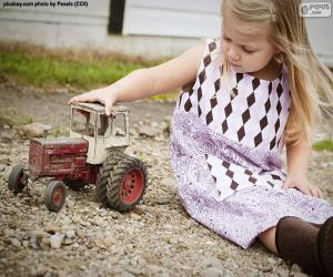 пазл Девушка, играющая с трактором
